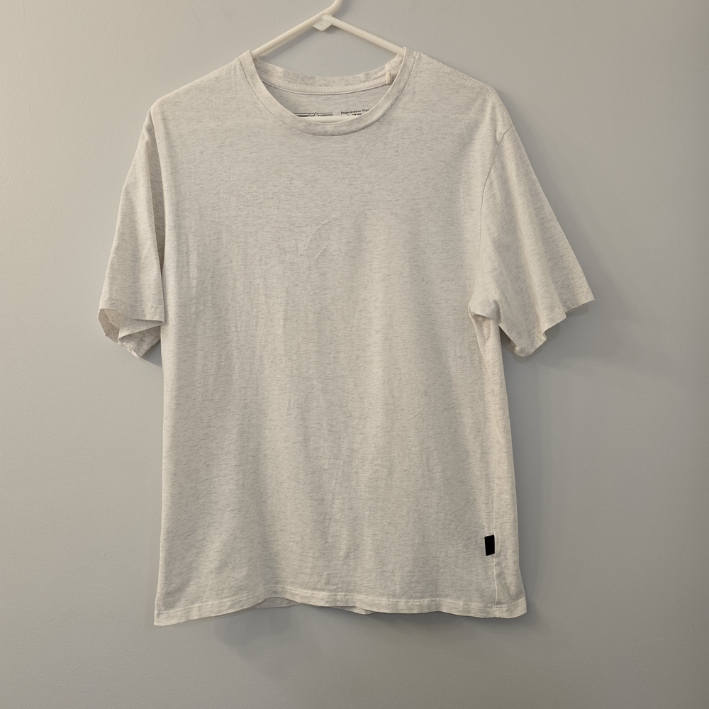 Patagonia Classic Men's Birch White T-Shirt in Very Good Condition - Size Small